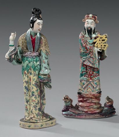 CHINE - XXe siècle * Deux statuettes en porcelaine figurant une Quan Yin vêtue d'une...