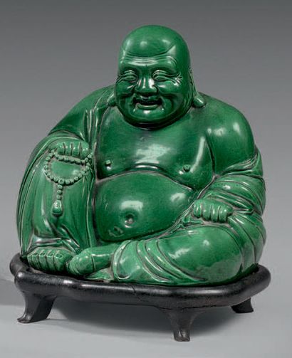 CHINE - XXe siècle * Statuette de Bouddha souriant en porcelaine émaillée verte.
Sur...