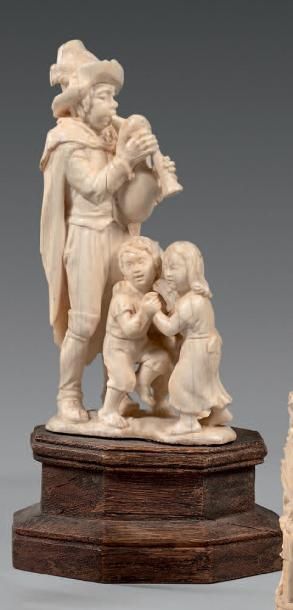 null Joueur de cornemuse et trois enfants dansant en ivoire sculpté.
France, Dieppe,...