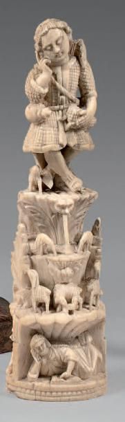 null Berger endormi auprès d'une fontaine, entouré de ses moutons, en ivoire sculpté.
France,...