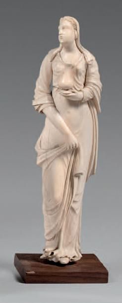null Femme drapée en ivoire sculpté tenant une carafe.
France, XIXe siècle.
Hauteur:...