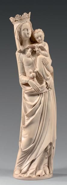 null Importante Vierge en ivoire sculpté, représentée debout tenant l'enfant Jésus...