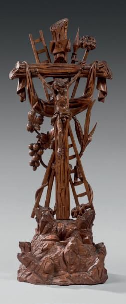 null Christ en croix en bois sculpté, le Christ représenté la tête inclinée vers...