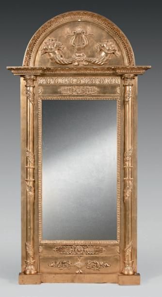 null Glace en bois et composition dorée, le miroir rectangulaire encadré de demi-colonnes...