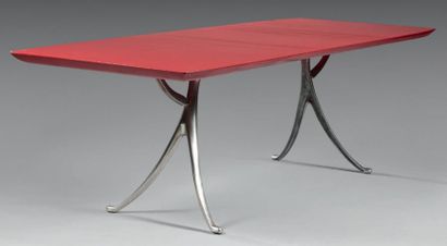 Quasar KHANH (né en 1934) Table, le plateau rectangulaire en bois laqué rouge, posant...