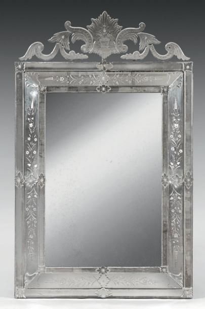 null Grand miroir vénitien à fronton en rinceau feuillagé gravé d'un panier fleuri,...