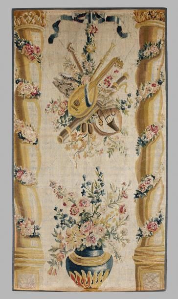 AUBUSSON, XVIIIe siècle Fragment de tapisserie, ou portière, à décor de colonnes...