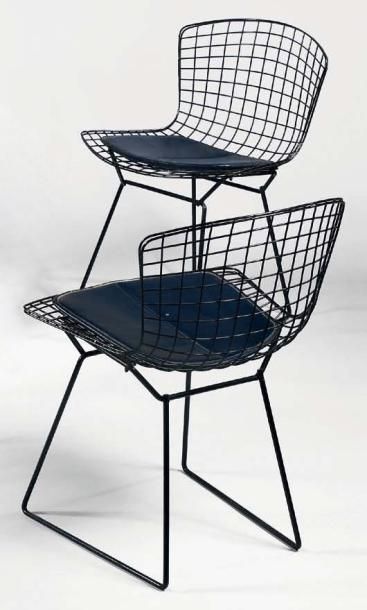 Harry BERTOIA (1915-1978) Paire de chaises Wire Fils de métal laqué noir soudés