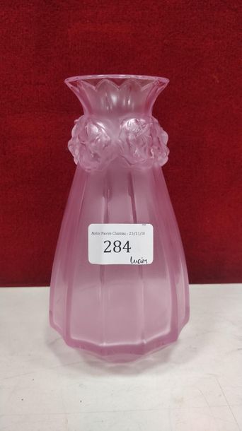 Maison LALIQUE «Roses»
Vase à pans coupés en cristal rose soufflé, moulé et en partie...
