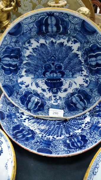 DELFT Deux plats en faïence en camaïeu bleu au centre d'un paon, décor stylisé sur...