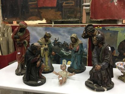 null Crèche en plâtre peint comprenant sept personnages: la vierge Marie, l'enfant...