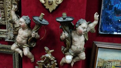 null Paire de putti porte-torchère en bois sculpté polychrome et doré.
XVIIIe siècle.
40...