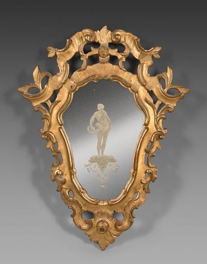 null Deux miroirs de forme chantournée en bois sculpté et doré à décor d'agrafes,...