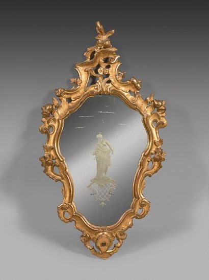 null Deux miroirs de forme chantournée en bois sculpté et doré à décor d'agrafes,...