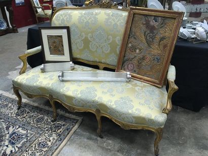 null *Important mobilier de salon en bois sculpté et doré comprenant un canapé, quatre...