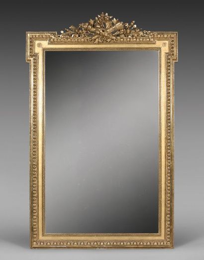 null *Important miroir de cheminée à décrochement en bois et composition dorés, surmonté...