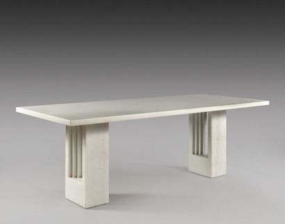 null Table en marbre blanc du Brésil, posant sur deux pieds rectangulaires ajourés...