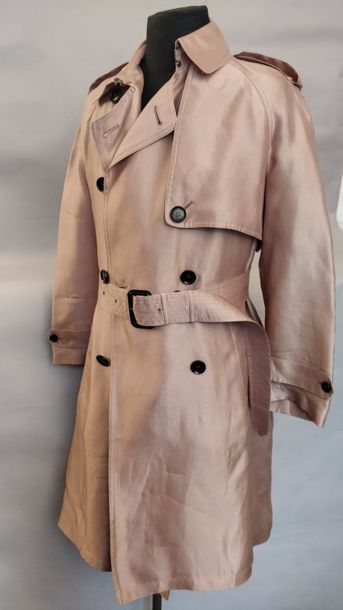 null BURBERRY

Trench-coat en soie façonnée rose beige, petit col à boutonnage agrafe,...