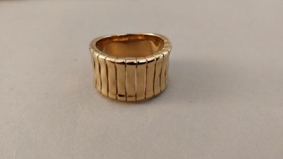 null BALENCIAGA

Large anneau en métal doré à maille ondulée. Signé.

30/40€