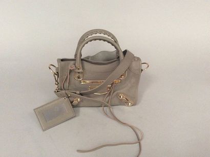 null BALENCIAGA

Sac " Classic MetallicEdge Mini City" 23cm en chèvre grainée taupe,...