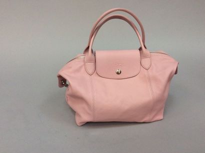 null LONGCHAMP

Sac " Pliage cuir S " en cuir agneau rose dragée, fermeture éclair,...