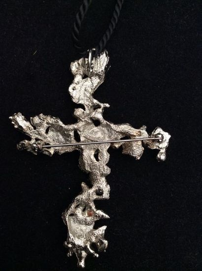 null Christian Lacroix, made in France



Broche en métal argenté formant pendentif...