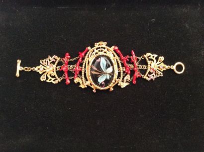 null Christian Lacroix



Bracelet en métal doré orné au centre d’un médaillon oval...