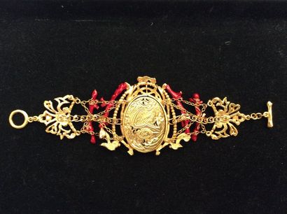 null Christian Lacroix



Bracelet en métal doré orné au centre d’un médaillon oval...
