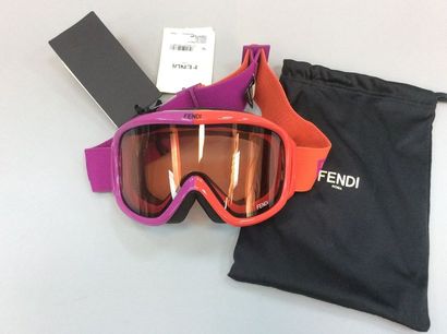 null FENDI

Masque de ski en composite rouge, violet, verres fumés, caoutchouc stretch...