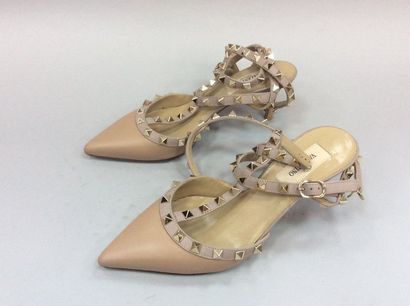 null VALENTINO

Paire d'escarpins ouverts " Rockstud " en cuir agneau bicolore nude,...