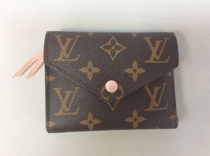 null Louis VUITTON Collection 2016

Portefeuille compact "Victorine" en toile monogram,...