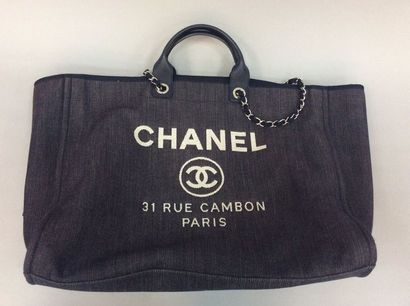 null CHANEL Collection 2017

Sac " Deauville " GM 50cm en toile denim chinée et cuir...