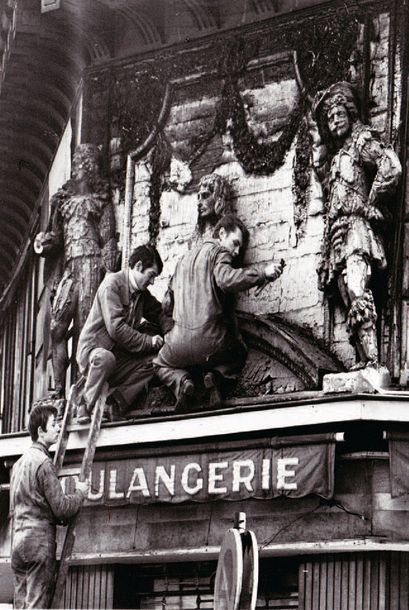  SCULPTURES DE FAÇADE DE LA BOULANGERIE " À MOLIÈRE " Trois statues en plâtre, figurant...