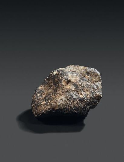 null MÉTÉORITE LUNAIRE COMPLÈTE AVEC CROÛTE DE FUSION VERTE Très rare météorite lunaire,...