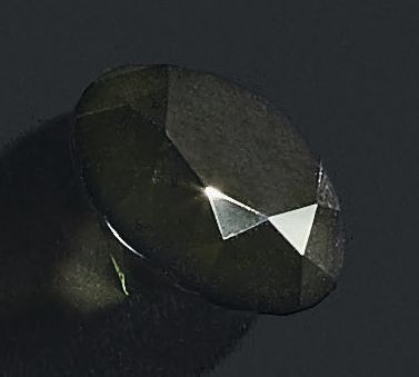 null MOLDAVITE TAILLEE Taillée en taille diamant, moldavite de 12,5 carats.