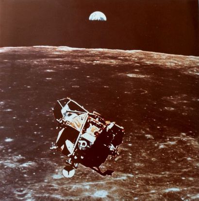 null NASA. MISSION APOLLO XI.
DEPUIS LE MODULE DE COMMANDE 21 juillet 1969.
Un moyen...