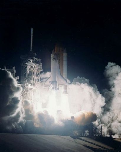 null NASA. NAVETTE SPATIALE DISCOVERY (MISSION STS-92) 11 octobre2000.
Des colonnes...
