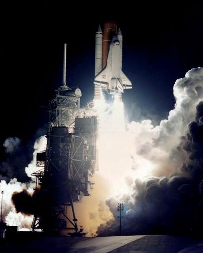 null NASA. VUE DE LANCEMENT DE LA NAVETTE SPATIALE ENDEAVOUR (MISSION STS-72)
DEPUIS...
