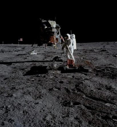 null NASA. MISSION APOLLO XI.
BUZZ ALDRIN DEVANT LE MODULE LUNAIRE SOUS L'OBJECTIF...