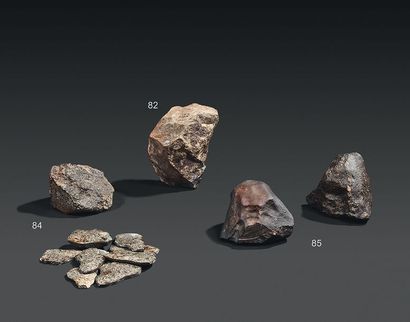 null RÉUNION DE DEUX MÉTÉORITES DE TYPE CHONDRITE . Une météorite de type chondrite...