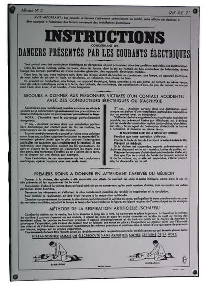 null ELECTROCUTION Enamelled plate with instructions against the danger of electrocution.
Format:...