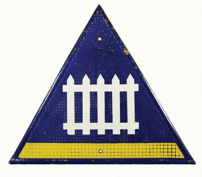 null GUARD - BARRIER, LEVEL PASSING Enamelled road sign.
Format: triangular.
Process:...