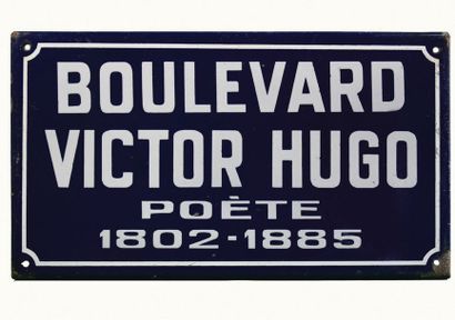 null VICTOR HUGO Plaque nominative de rue émaillée portant le nom de Victor Hugo...