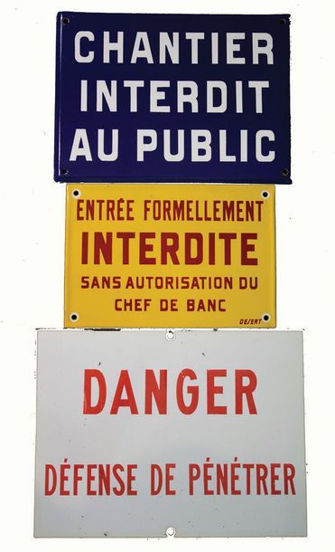 null RÉUNION DE TROIS PLAQUES ÉMAILLÉES . «Chantier interdit au public».
24,5 x 35...