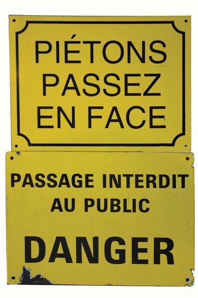 null RÉUNION DE DEUX PLAQUES ÉMAILLÉES . «Piétons passez en face».
25 x 33,5 cm.
....