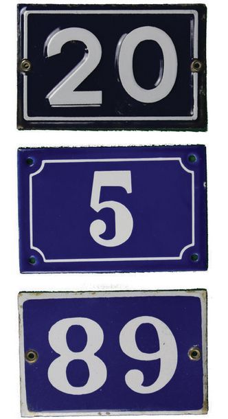 null NUMÉROTAGE Réunion de trois plaques émaillées de numérotage de rue.
N° 5.
N°...
