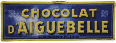 null D'AIGUEBELLE Panneau de tôle emboutie lithographiée.
pour les chocolats d'Aiguebelle.
Chocolaterie...