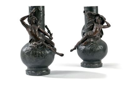 D'après Louis-Auguste MOREAU (1855-1917) Le Jour et la Nuit
Deux vases formant pendants...