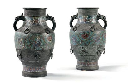 CHINE FIN DU XIXe SIÈCLE - DÉBUT DU XXe SIÈCLE PAIRE DE VASES à panse piriforme en...