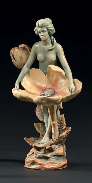 THÉO, ÉCOLE FRANÇAISE, circa 1900 Jeune femme à la fleur
Sculpture en faïence à glaçure...